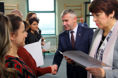 Uroczystość wręczenia aktów nadania stopnia nauczyciela dyplomowanego z udziałem wicewojewody śląskiego Mariusza Trepki.