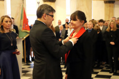 Galeria zdjęć z uroczystości wręczenia odznaczeń państwowych przez wojewodę Jarosława Wieczorka /fot. A. Karendał/