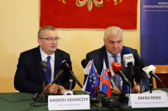 Galeria zdjęć z wizyty roboczej w powiecie żywieckim ministrów Polski i Słowacji odpowiedzialnych za infrastrukturę i transport, w której uczestniczył wicewojewoda Jan Chrząszcz /fot. A. Karendał/