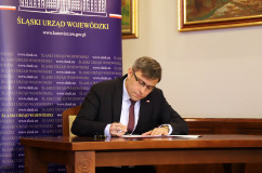 Galeria ze zdjęciami z briefingu ws. realizacji ustawy dekomunizacyjnej, podczas którego wojewoda Jarosław Wieczorek podpisał zarządzenia zmieniające nazwy ulic / fot. A. Karendał/