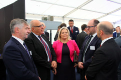 Fotogaleria z uroczystości, podczas której zapowiedziano powstanie nowego zakładu produkcji szkła w Częstochowie. Udział w niej wziął wiceminister rozwoju Tadeusz Kościński i wicewojewoda śląski Mariusz Trepka.