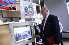 Galeria zawiera zdjęcia z wręczenia nagród laureatom etapu wojewódzkiego XV edycji Ogólnopolskiego Konkursu Plastycznego nt. sztuki osób niepełnosprawnych z udziałem wicewojewody Jana Chrząszcza. Uroczystości towarzyszyła wystawa prac konkursowych.