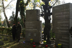 Fotogaleria przedstawia składanie przez wojewodów kwiatów oraz zapalanie zniczy na cmentarzach i mogiłach w związku z dniem Wszystkich Świętych