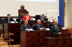 Galeria ze zdjęciami z wyjazdowego posiedzenia Komisji Sejmowej ds. Unii Europejskiej, a także konferencji prasowej podsumowującej obrady.  W wydarzeniu uczestniczył wojewoda Jarosław Wieczorek /fot. A. Karendał/