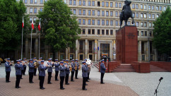 Zdjęcia z uroczystości podniesienia flagi na maszt z okazji Dnia Flagi Rzeczpospolitej Polskiej.