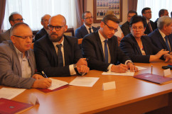 Fotogaleria z sesji Rady Powiatu Gliwickiego z udziałem Wojewody Śląskiego i Dyrektora Generalnego ŚUW, podczas której podpisane zostało porozumienie o utworzeniu Klastra Energii.