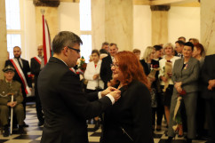 Galeria zdjęć z uroczystości wręczenia odznaczeń państwowych, która odbyła się w westybulu Urzędu /fot. A. Karendał/