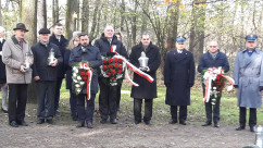 Fotogaleria przedstawia składanie przez wojewodów kwiatów oraz zapalanie zniczy na cmentarzach i mogiłach w związku z dniem Wszystkich Świętych