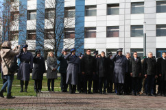 Fotogaleria przedstawia składanie przez wojewodów kwiatów oraz zapalanie zniczy na cmentarzach i mogiłach w związku z dniem Wszystkich Świętych