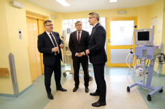 Galeria zdjęć z wizyty wojewody Jarosława Wieczorka w Szpitalu Miejskim w Rudzie Śląskiej w związku z przekazaniem sprzętu dla noworodków /fot. A. Karendał/