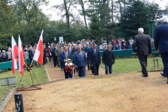 Fotogaleria przedstawia uroczystości, które odbyły się na polanie 