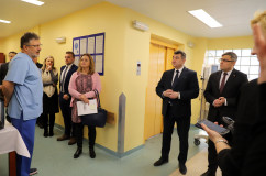 Galeria zdjęć z wizyty wojewody Jarosława Wieczorka w Szpitalu Miejskim w Rudzie Śląskiej w związku z przekazaniem sprzętu dla noworodków /fot. A. Karendał/