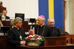 Galeria zdjęć z przekazania Betlejemskiego Światełka Pokoju podczas sesji Sejmiku Województwa Śląskiego /fot. A. Karendał/