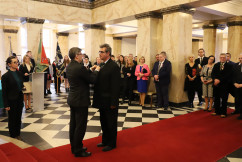 Galeria zdjęć z uroczystości wręczenia odznaczeń państwowych przez wojewodę Jarosława Wieczorka /fot. A. Karendał/
