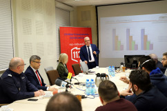 Galeria ze zdjęciami z odbywającej się w Centrum Powiadamiania Ratunkowego konferencji prasowej z udziałem wojewody Jarosława Wieczorka nt. przejęcia przez nr  112 numeru alarmowego policji 997 /fot. A. Karendał/