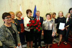 Galeria zdjęć z uroczystości wręczenia nauczycielom medali Komisji Edukacji Narodowej oraz nagród Ministra Edukacji Narodowej i Śląskiego Kuratora Oświaty, z udziałem wicewojewody Mariusza Trepki.