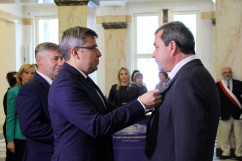 Fotogaleria zawiera zdjęcia z uroczystości wręczenia orderów i odznaczeń państwowych, które w imieniu Prezydenta RP wręczył wojewoda Jarosław Wieczorek w asyście II wicewojewody Mariusza Trepki. Odznaczenia odebrały osoby zasłużone w różnych dziedzinach życia społecznego, działalności  kulturalnej, charytatywnej oraz pracy zawodowej. Uroczystość uświetnił występ orkiestry Komendy Wojewódzkiej Policji w Katowicach oraz artystów Zespołu Pieśni i Tańca Śląsk.