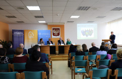 O najnowszej edycji programu „Senior+” i zmianach w systemie pomocy społecznej rozmawiano dziś w bielskiej delegaturze Śląskiego Urzędu Wojewódzkiego. Odwiedzono też klub seniora w Wilamowicach /fot. A. Karendał/