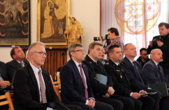 Galeria zawiera zdjęcia z konferencji odbywającej się w związku z 20 rocznicą tzw. powodzi tysiąclecia, która dotknęła m.in. Racibórz. W wydarzeniu wziął udział wojewoda Jarosław Wieczorek