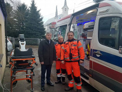 Zdjęcie z przekazania nowego ambulansu dla Stacji Pogotowia Ratunkowego w Mykanowie przez wicewojewodę śląskiego Mariusza Trepkę.
