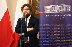 Zdjęcia z briefingu dotyczącego programów antysmogowych z udziałem Pełnomocnika Premiera ds. programu Czyste Powietrze oraz Wojewody Śląskiego.