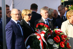 Galeria zawiera zdjęcia z uroczystości odsłonięcia tablicy upamiętniającej wizytę śp. Lecha Kaczyńskiego w koksowni Przyjaźń. Kwiaty pod tablicą złożył m.in. wicewojewoda Mariusz Trepka /fot. K. Kamasiński/