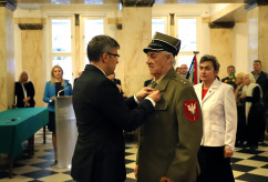Galeria zdjęć z uroczystości wręczenia odznaczeń państwowych, która odbyła się w westybulu Urzędu /fot. A. Karendał/