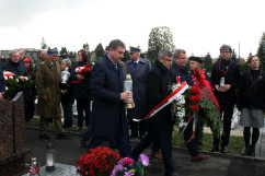 Fotogaleria przedstawia składanie przez wojewodów kwiatów oraz zapalanie zniczy na cmentarzach i mogiłach w związku z dniem Wszystkich Świętych