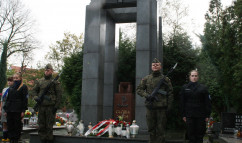 Fotogaleria przedstawia składanie przez wojewodów kwiatów oraz zapalanie zniczy na cmentarzach i mogiłach w związku z dniem Wszystkich Świętych