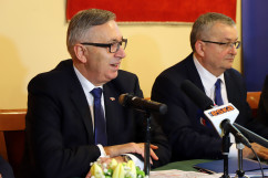 Galeria zdjęć z wizyty roboczej w powiecie żywieckim ministrów Polski i Słowacji odpowiedzialnych za infrastrukturę i transport, w której uczestniczył wicewojewoda Jan Chrząszcz /fot. A. Karendał/