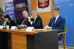 Fotogaleria dotyczy konferencji prasowej poświęconej programom 