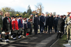 Fotogaleria przedstawia składanie przez wojewodów kwiatów oraz zapalanie zniczy na cmentarzach i mogiłach w związku z dniem Wszystkich Świętych