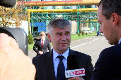 Galeria zawiera zdjęcia z uroczystości odsłonięcia tablicy upamiętniającej wizytę śp. Lecha Kaczyńskiego w koksowni Przyjaźń. Kwiaty pod tablicą złożył m.in. wicewojewoda Mariusz Trepka /fot. K. Kamasiński/