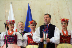 Fotogaleria zawiera zdjęcia z uroczystości wręczenia orderów i odznaczeń państwowych, które w imieniu Prezydenta RP wręczył wojewoda Jarosław Wieczorek w asyście II wicewojewody Mariusza Trepki. Odznaczenia odebrały osoby zasłużone w różnych dziedzinach życia społecznego, działalności  kulturalnej, charytatywnej oraz pracy zawodowej. Uroczystość uświetnił występ orkiestry Komendy Wojewódzkiej Policji w Katowicach oraz artystów Zespołu Pieśni i Tańca Śląsk.