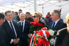 Galeria zawiera zdjęcia z uroczystości odsłonięcia tablicy upamiętniającej wizytę śp. Lecha Kaczyńskiego w koksowni Przyjaźń. Kwiaty pod tablicą złożył m.in. wicewojewoda Mariusz Trepka /fot. K. Kamasiński/