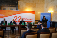 Fotogaleria z konferencji z udziałem przedstawicieli Ministerstwa Sprawiedliwości, poświęconej prawom rodziny.