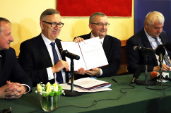 Galeria zdjęć z wizyty roboczej w powiecie żywieckim ministrów Polski i Słowacji odpowiedzialnych za infrastrukturę i transport, w której uczestniczył wicewojewoda Jan Chrząszcz /fot. A. Karendał/