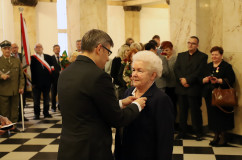 Galeria zdjęć z uroczystości wręczenia odznaczeń państwowych, która odbyła się w westybulu Urzędu /fot. A. Karendał/