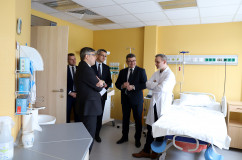 Galeria zdjęć z wizyty wojewody Jarosława Wieczorka w Szpitalu Miejskim w Rudzie Śląskiej w związku z przekazaniem sprzętu dla noworodków /fot. A. Karendał/