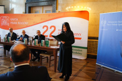 Fotogaleria z konferencji z udziałem przedstawicieli Ministerstwa Sprawiedliwości, poświęconej prawom rodziny.