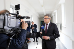 Galeria zdjęć z wizyty wojewody Jarosława Wieczorka w Szpitalu Miejskim w Rudzie Śląskiej w związku z przekazaniem sprzętu dla noworodków /fot. A. Karendał/