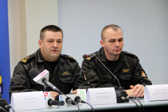 Fotogaleria zawiera zdjęcia z wydarzeń, podczas których wojewoda śląski Jarosław Wieczorek wraz z podległymi służbami omawiał sytuację w województwie po przejściu orkanu 
