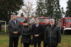 Zdjęcia z uroczystości zakończenia budowy kolejnego etapu wodociągu dla gminy Koniecpol z udziałem wojewody Jarosława Wieczorka i wicewojewody Mariusza Trepki.