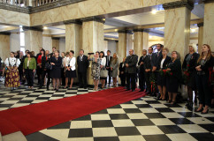 Fotogaleria zawiera zdjęcia z uroczystości wręczenia orderów i odznaczeń państwowych, które w imieniu Prezydenta RP wręczył wojewoda Jarosław Wieczorek w asyście II wicewojewody Mariusza Trepki. Odznaczenia odebrały osoby zasłużone w różnych dziedzinach życia społecznego, działalności  kulturalnej, charytatywnej oraz pracy zawodowej. Uroczystość uświetnił występ orkiestry Komendy Wojewódzkiej Policji w Katowicach oraz artystów Zespołu Pieśni i Tańca Śląsk.