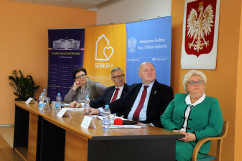 O najnowszej edycji programu „Senior+” i zmianach w systemie pomocy społecznej rozmawiano dziś w bielskiej delegaturze Śląskiego Urzędu Wojewódzkiego. Odwiedzono też klub seniora w Wilamowicach /fot. A. Karendał/