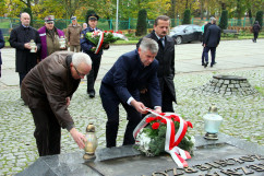 Fotogaleria przedstawia składanie przez wojewodów kwiatów oraz zapalanie zniczy na cmentarzach i mogiłach w związku z dniem Wszystkich Świętych