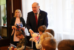 Galeria zdjęć z wizyty wicewojewody Jana Chrząszcza w katowickim przedszkolu nr 35 z okazji mikołajek /fot. A. Karendał/