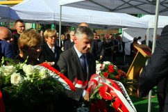 Galeria zawiera zdjęcia z uroczystości odsłonięcia tablicy upamiętniającej wizytę śp. Lecha Kaczyńskiego w koksowni Przyjaźń. Kwiaty pod tablicą złożył m.in. wicewojewoda Mariusz Trepka /fot. K. Kamasiński/