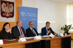 Fotogaleria dotyczy konferencji prasowej poświęconej programom 