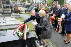 Fotogaleria przedstawia składanie przez wojewodów kwiatów oraz zapalanie zniczy na cmentarzach i mogiłach w związku z dniem Wszystkich Świętych